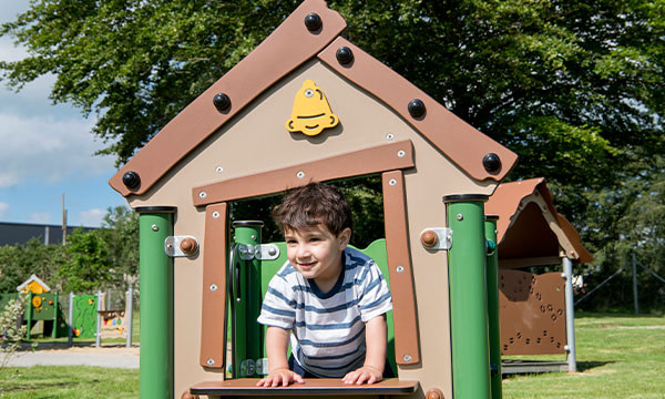 Dreng leger i kiosk ved legestation for børn 0-3 år.