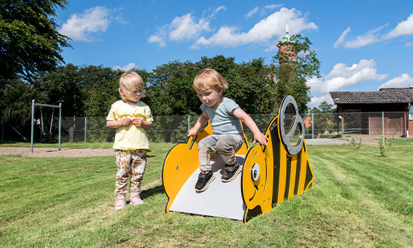 Barn balancere på balancebro som er designet til vuggestuebørn.