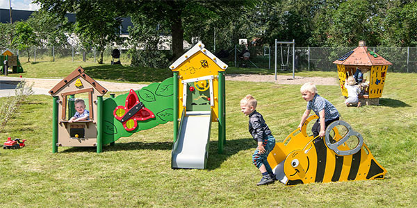 Små børn leger på legeplads, som er særlig egnet til institutioner.